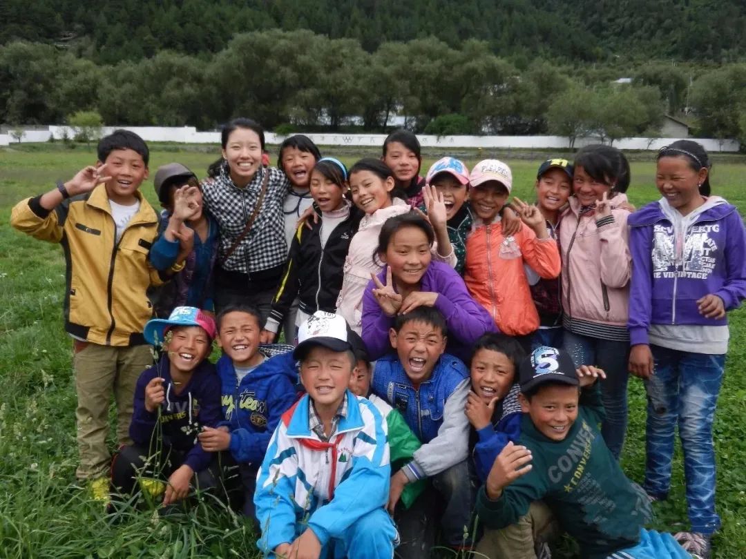 笛笛在西藏支教时和孩子们合影