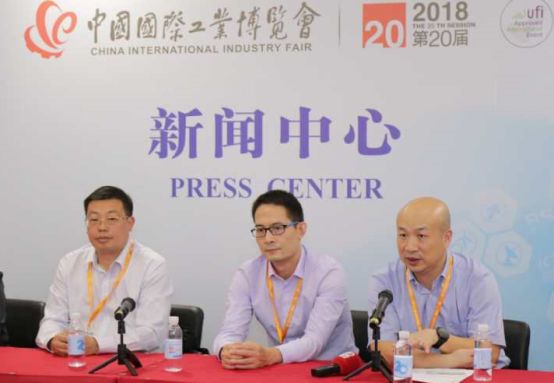 上海兆芯集成电路有限公司副总经理罗勇(图右)